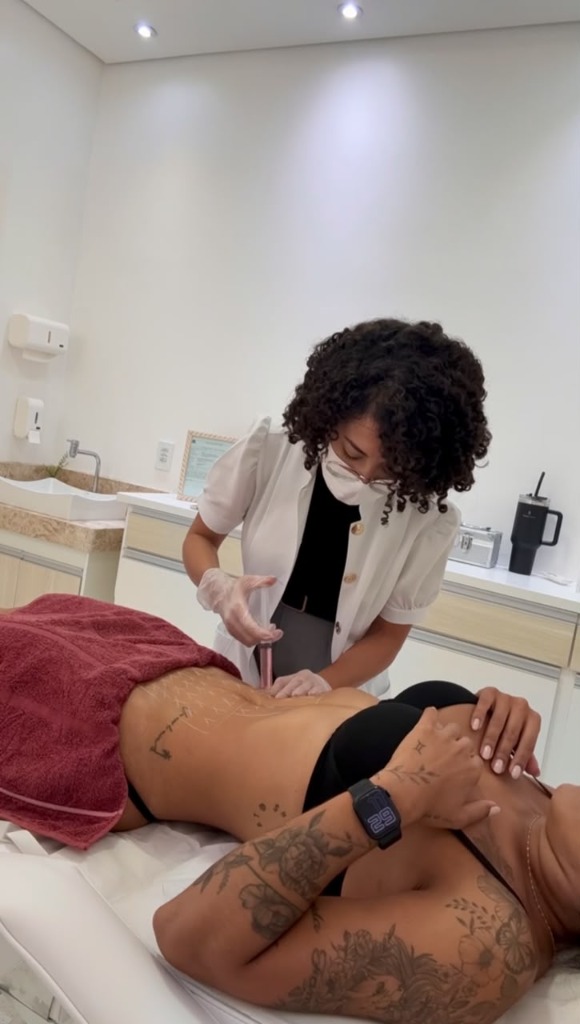 Valeria Rhibeiro realizando procedimento de estética corporal