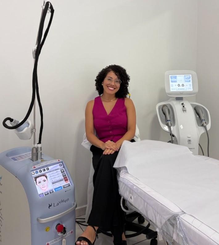 Valeria Rhibeiro com equipamento laser Lavieen e tecnologias de rejuvenescimento