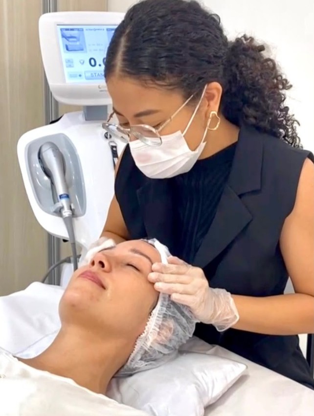 Valeria Rhibeiro realizando atendimento de estética facial