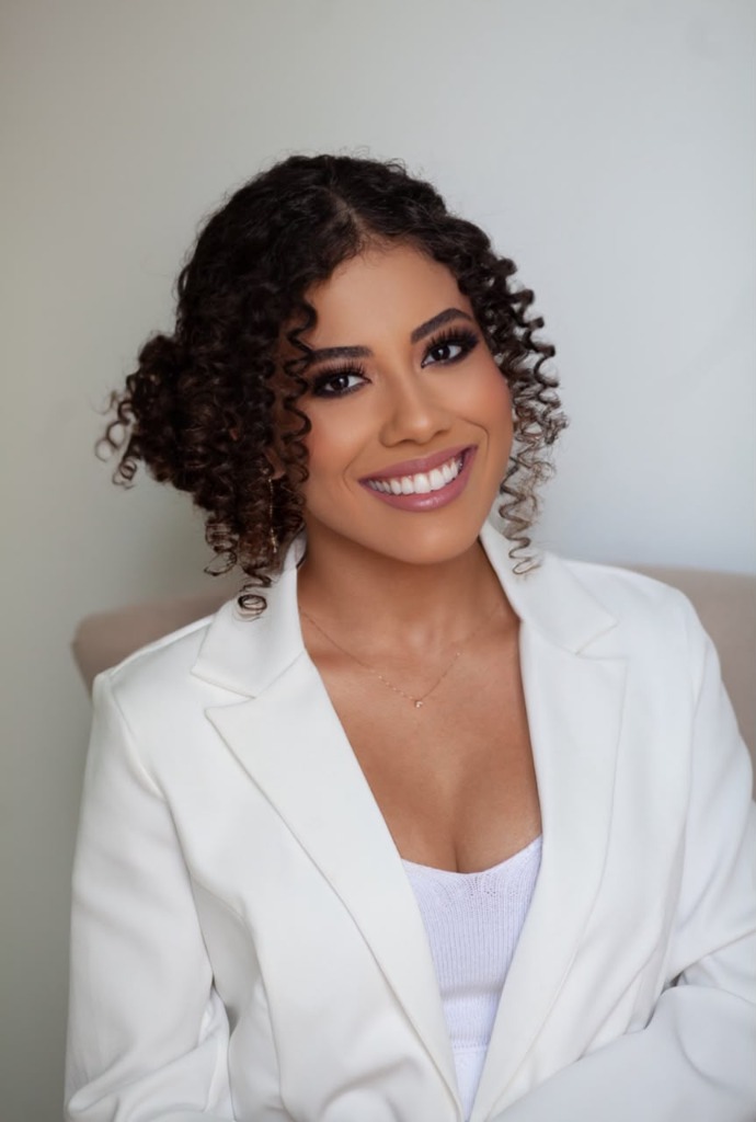 Fotografia profissional de Valeria Rhibeiro com blazer branco